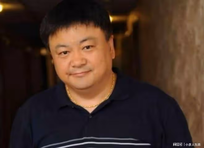 「錢掌柜」洪劍濤:娶8年初戀,48歲出軌已婚女,離婚後再娶前妻