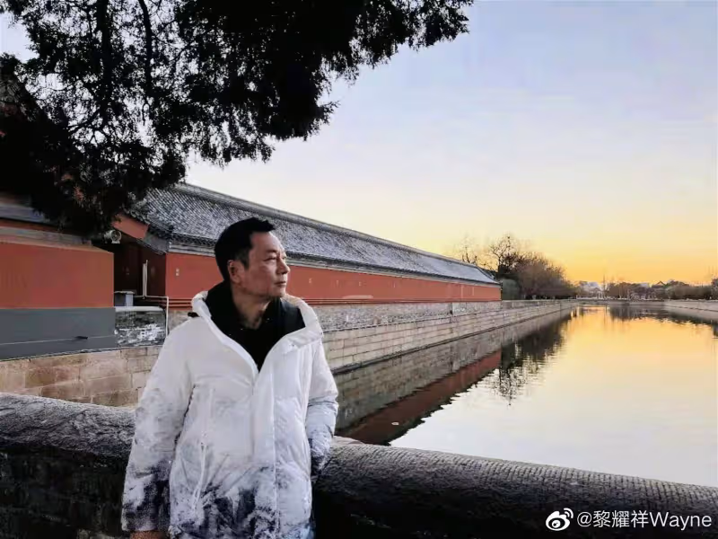 身邊沒助理樣樣靠自己　58歲黎耀祥北上開工一臉倦容