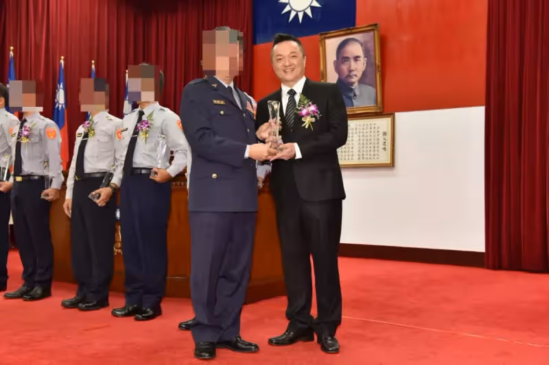 曾跟于美人搭擋！知名主持人「半夜持毒被逮」震驚演藝圈　落網才知「他曾拿下10座金鐘」：不是第一次