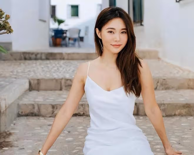 32歲千億兒媳戶外做瑜伽!穿背心大秀完美身材,細腰長腿太吸睛