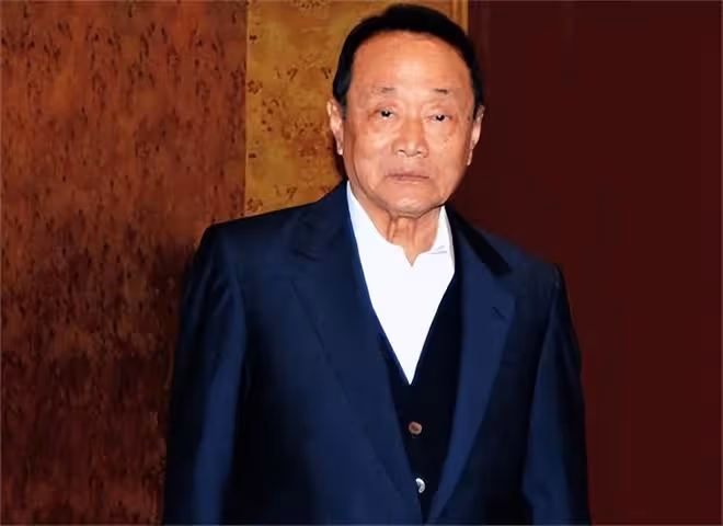 32歲千億兒媳戶外做瑜伽！穿背心大秀完美身材，細腰長腿太吸睛