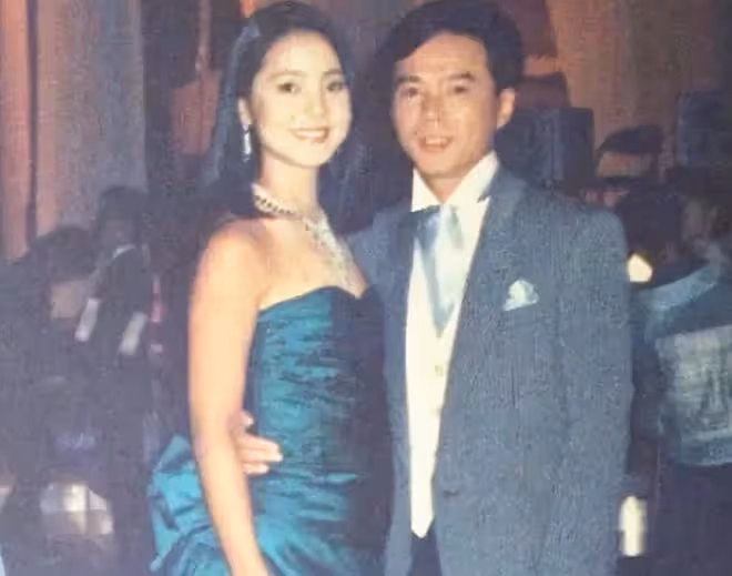 32歲千億兒媳戶外做瑜伽！穿背心大秀完美身材，細腰長腿太吸睛