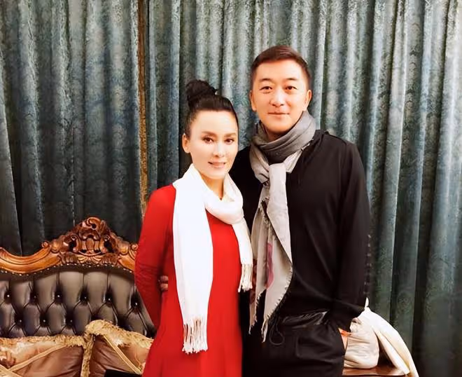 邵峰夫婦暫居加拿大!滑雪參加派對生活滋潤,16歲女兒在當地出生