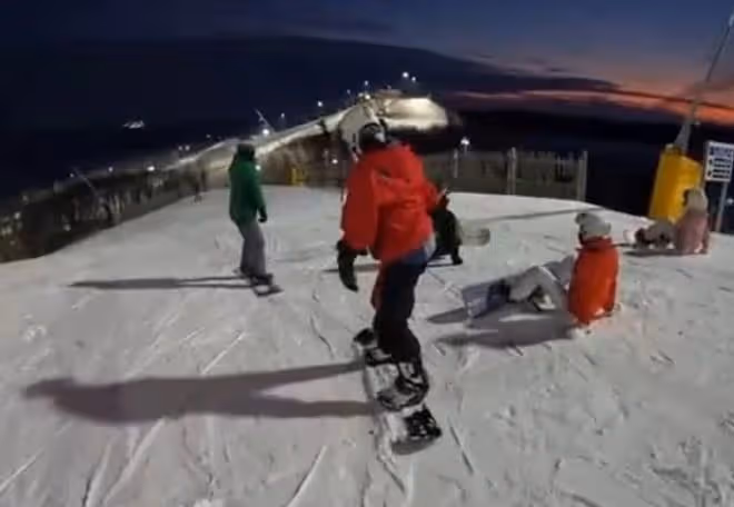 邵峰夫婦暫居加拿大!滑雪參加派對生活滋潤,16歲女兒在當地出生