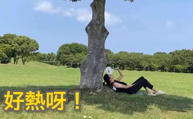鄭伊健48歲妻子移居日本,素顏現身公園無人識,躺樹下擺拍不嫌髒