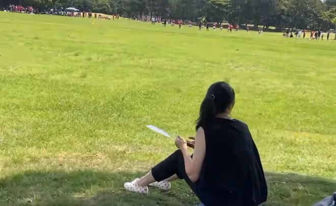 鄭伊健48歲妻子移居日本,素顏現身公園無人識,躺樹下擺拍不嫌髒
