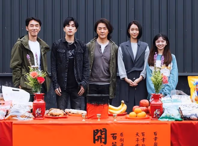 鄭伊健48歲妻子移居日本,素顏現身公園無人識,躺樹下擺拍不嫌髒