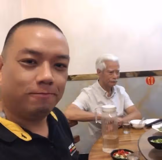 浙江金華:74歲高雄吃排檔,一頭銀髮惹眼,「霍元甲」堪稱經典