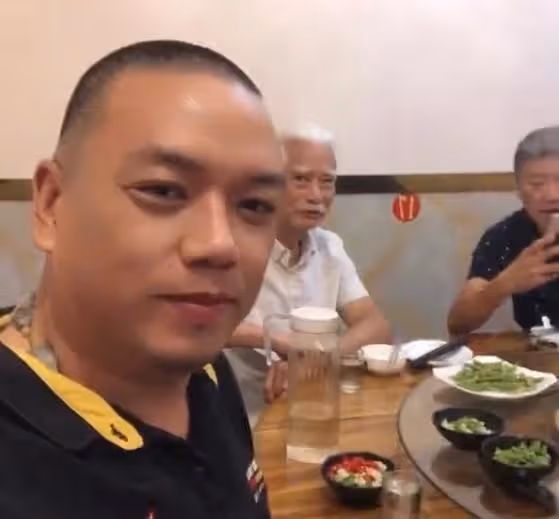 浙江金華:74歲高雄吃排檔,一頭銀髮惹眼,「霍元甲」堪稱經典