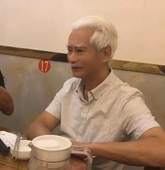 浙江金華:74歲高雄吃排檔,一頭銀髮惹眼,「霍元甲」堪稱經典