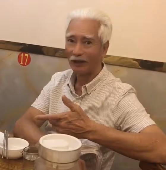 浙江金華:74歲高雄吃排檔,一頭銀髮惹眼,「霍元甲」堪稱經典