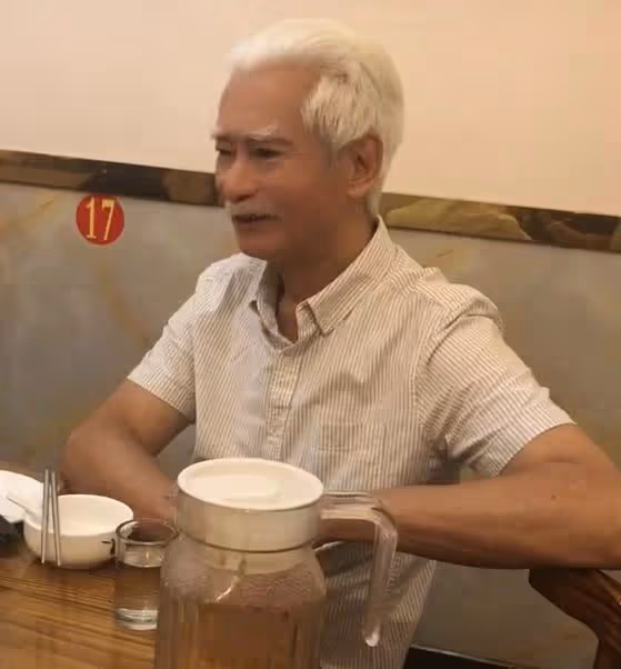 浙江金華:74歲高雄吃排檔,一頭銀髮惹眼,「霍元甲」堪稱經典