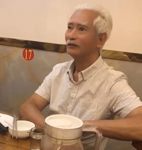 浙江金華:74歲高雄吃排檔,一頭銀髮惹眼,「霍元甲」堪稱經典