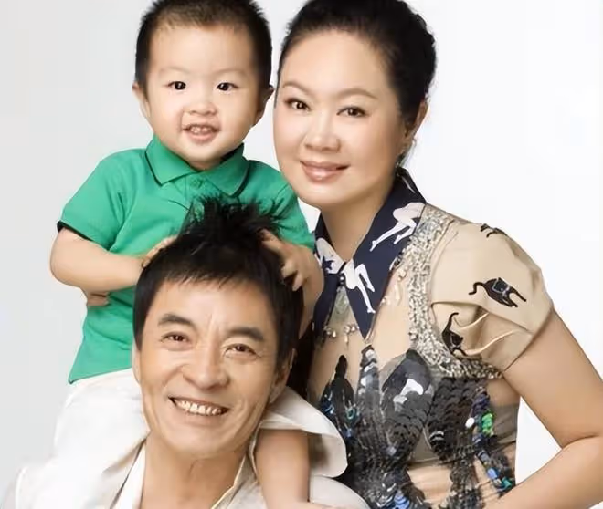 64歲劉威暴瘦惹擔憂,身上衣服舊到發白,現仍為小51歲兒子掙家用