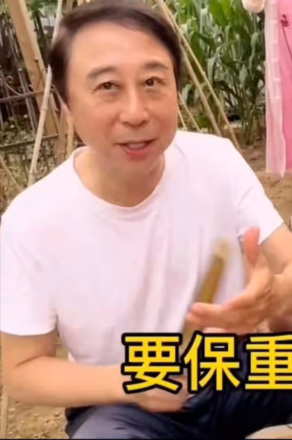 馮鞏攜徒弟送夏至祝福,頭髮稀疏眼紋明顯,身後粉衣女吹嗩吶搶鏡