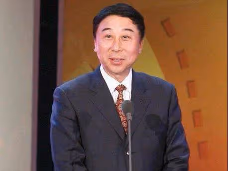馮鞏攜徒弟送夏至祝福,頭髮稀疏眼紋明顯,身後粉衣女吹嗩吶搶鏡