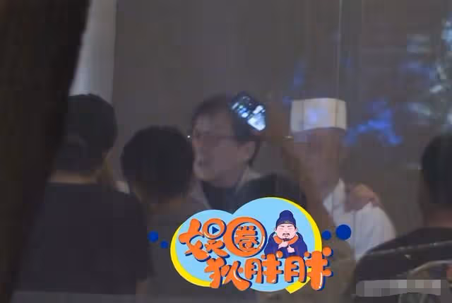 68歲成龍長居內地,參與聚餐還緊摟女粉絲合影,疑似醉酒被人扶走