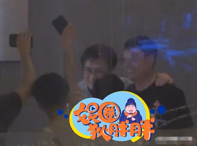 68歲成龍長居內地,參與聚餐還緊摟女粉絲合影,疑似醉酒被人扶走
