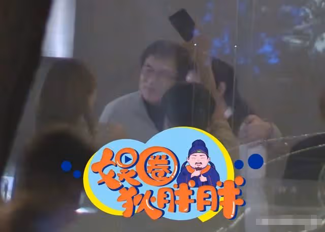68歲成龍長居內地,參與聚餐還緊摟女粉絲合影,疑似醉酒被人扶走