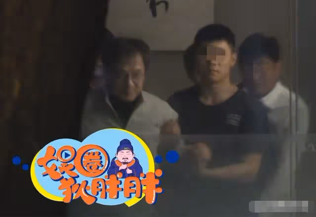68歲成龍長居內地,參與聚餐還緊摟女粉絲合影,疑似醉酒被人扶走