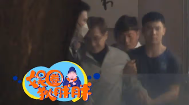 68歲成龍長居內地,參與聚餐還緊摟女粉絲合影,疑似醉酒被人扶走