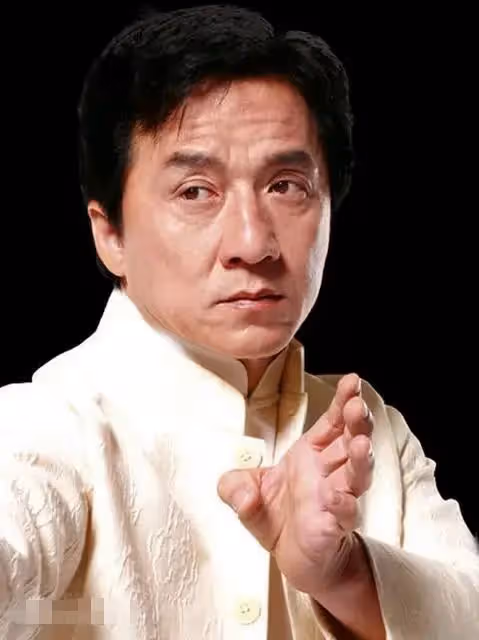 68歲成龍長居內地,參與聚餐還緊摟女粉絲合影,疑似醉酒被人扶走