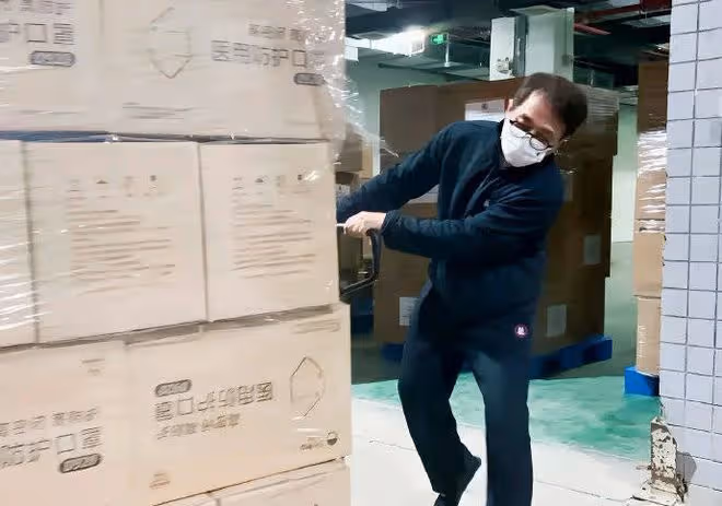 68歲成龍長居內地,參與聚餐還緊摟女粉絲合影,疑似醉酒被人扶走