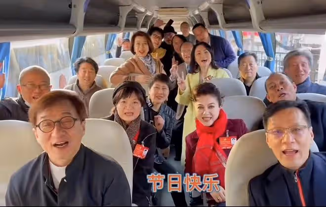 68歲成龍長居內地,參與聚餐還緊摟女粉絲合影,疑似醉酒被人扶走