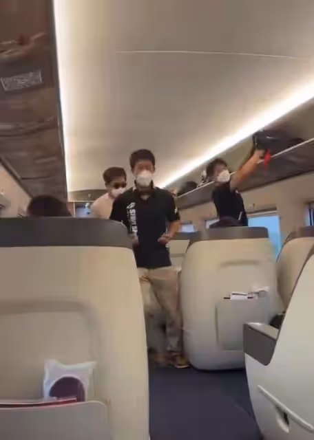 68歲成龍長居內地,參與聚餐還緊摟女粉絲合影,疑似醉酒被人扶走