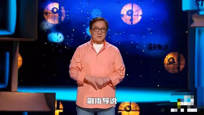 68歲成龍長居內地,參與聚餐還緊摟女粉絲合影,疑似醉酒被人扶走