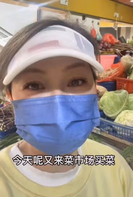 55歲知名港星退休定居內地,打扮樸素逛菜市場,提大包小包笑開懷