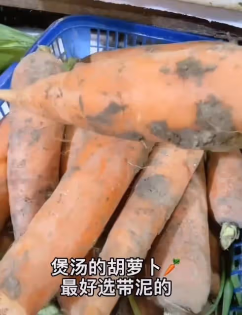 55歲知名港星退休定居內地,打扮樸素逛菜市場,提大包小包笑開懷