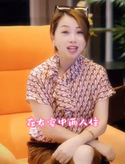 55歲知名港星退休定居內地,打扮樸素逛菜市場,提大包小包笑開懷