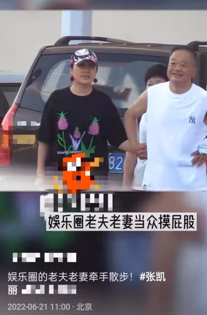 張凱麗與富豪老公逛夜市,穿百元T恤甜蜜牽手,結婚26年仍似熱戀