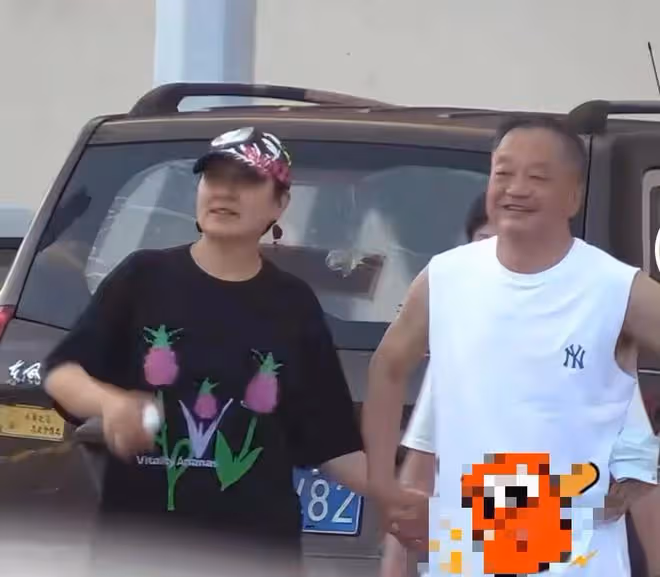 張凱麗與富豪老公逛夜市,穿百元T恤甜蜜牽手,結婚26年仍似熱戀