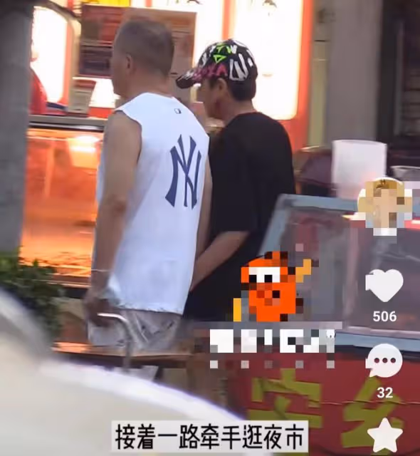 張凱麗與富豪老公逛夜市,穿百元T恤甜蜜牽手,結婚26年仍似熱戀