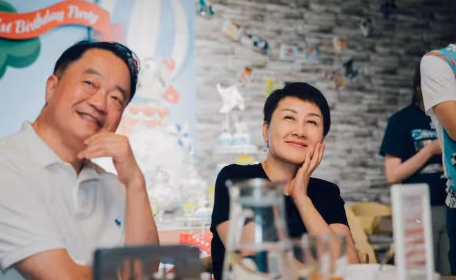 張凱麗與富豪老公逛夜市,穿百元T恤甜蜜牽手,結婚26年仍似熱戀