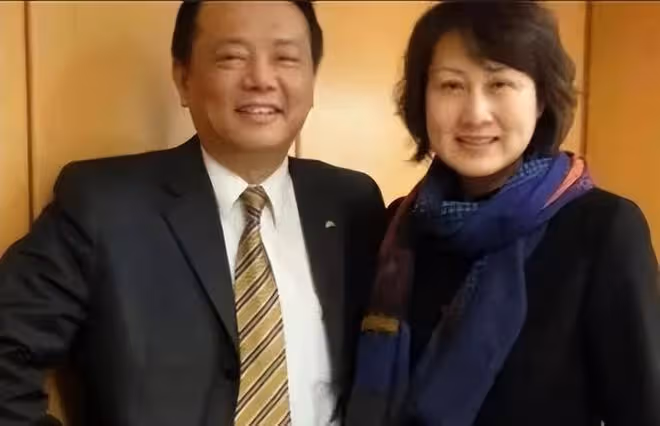 張凱麗與富豪老公逛夜市,穿百元T恤甜蜜牽手,結婚26年仍似熱戀