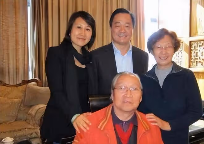 張凱麗與富豪老公逛夜市,穿百元T恤甜蜜牽手,結婚26年仍似熱戀