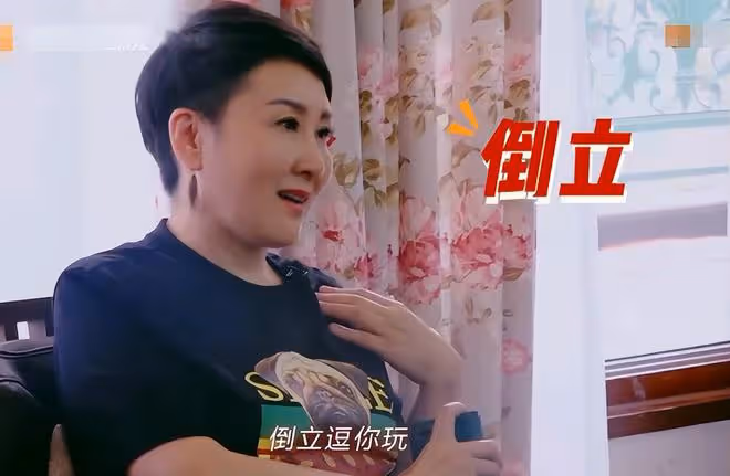 張凱麗與富豪老公逛夜市,穿百元T恤甜蜜牽手,結婚26年仍似熱戀