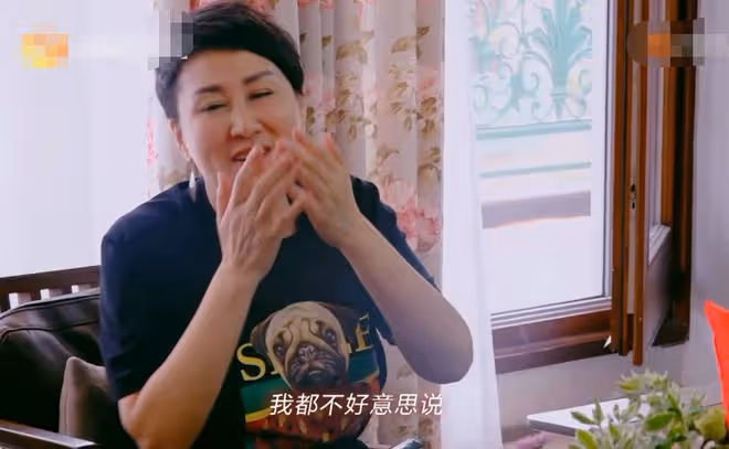 張凱麗與富豪老公逛夜市,穿百元T恤甜蜜牽手,結婚26年仍似熱戀