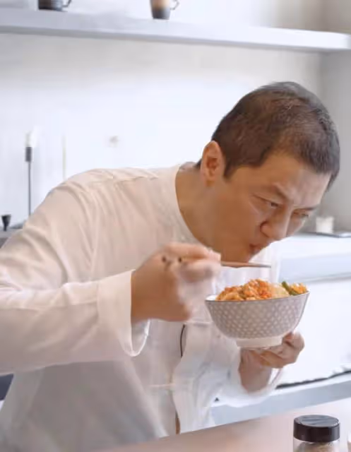李亞鵬在豪宅避暑,吃麵條用筷子敲碗,喝楊梅汁酸到臉部變形