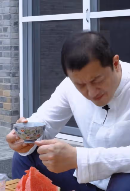 李亞鵬在豪宅避暑,吃麵條用筷子敲碗,喝楊梅汁酸到臉部變形