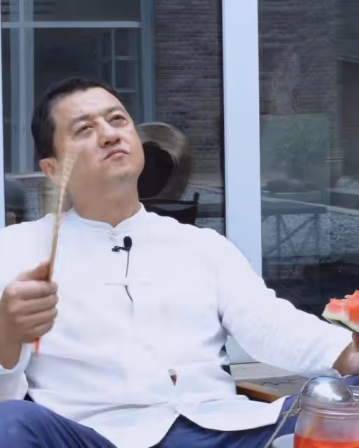 李亞鵬在豪宅避暑,吃麵條用筷子敲碗,喝楊梅汁酸到臉部變形
