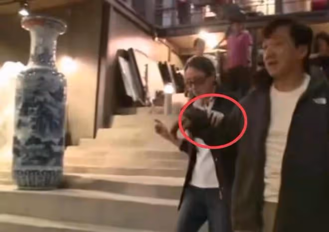 成龍退出妻子的公司,引髮網友激烈的討論,被懷疑他們倆感情生變