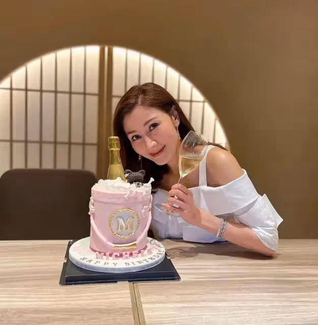 52歲李嘉欣慶生曬美照　網狂贊：像少女！