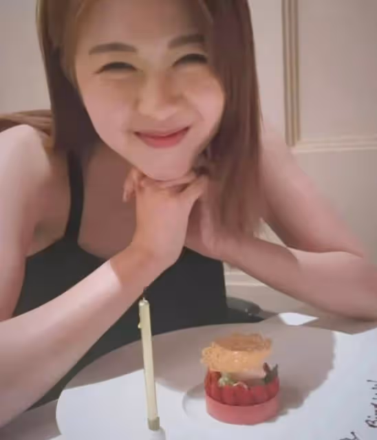 幸福!香港人氣女神公開與歌手男友酒店親密照,不停放閃羨煞旁人