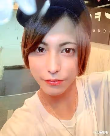 25歲小哥同時被15位美女養著，靠吃軟飯月入6.6萬，網友：酸了