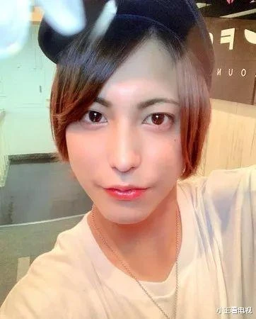 25歲小哥同時被15位美女養著，靠吃軟飯月入6.6萬，網友：酸了