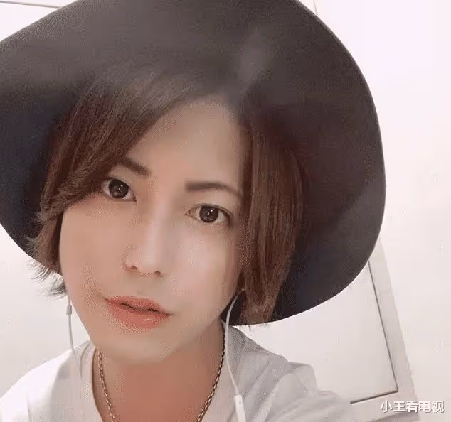 25歲小哥同時被15位美女養著，靠吃軟飯月入6.6萬，網友：酸了